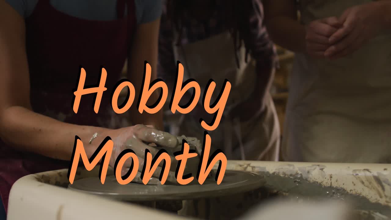 취미 달 텍스트의 애니메이션은 도자기를 형성하는 다양한 사람들의 손을 통해