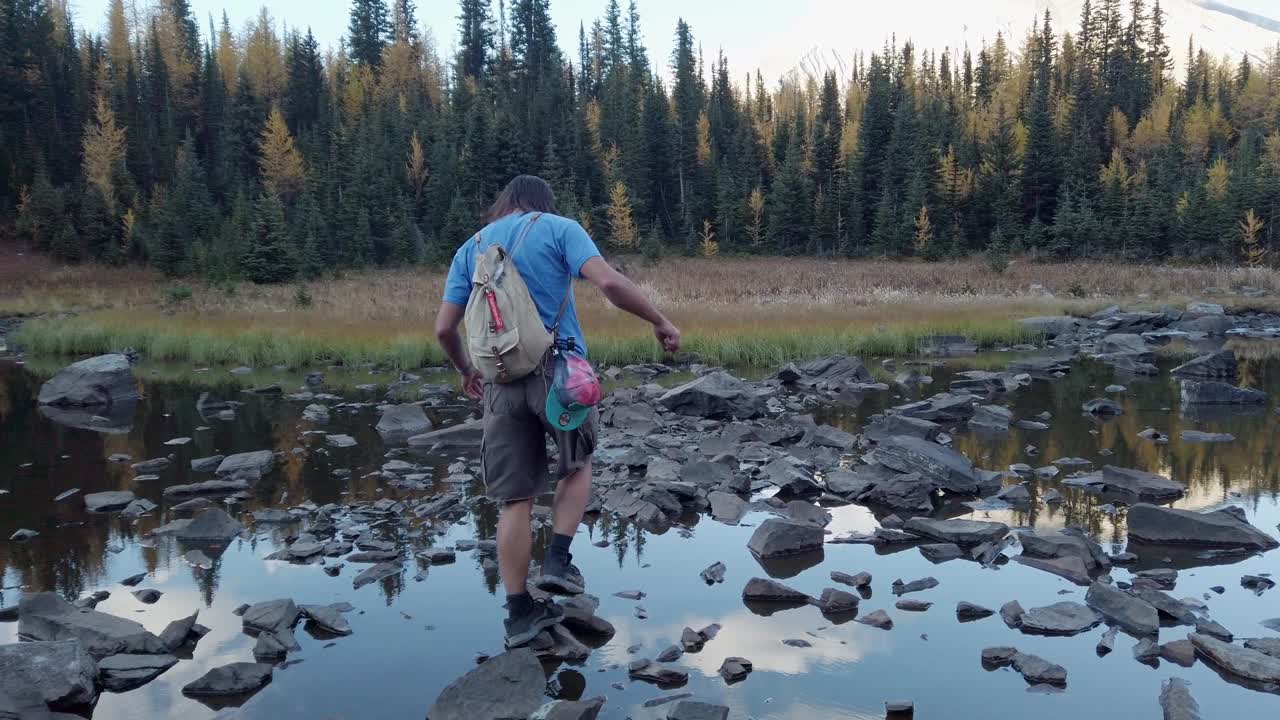 바위를 건너뛰는 연못에 등산객 kananaskis alberta canada