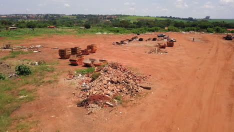 Gran-Terreno-Con-Escombros,-Lugar-Reservado-Por-La-Ciudad-Para-La-Eliminación-De-Materiales-De-Construcción,-Poda-De-Jardines,-Muebles-Viejos