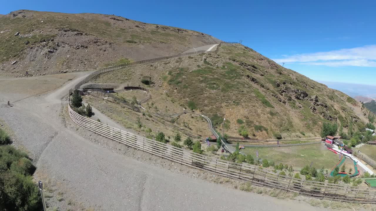 드론과 액션캠이 안정화된 스페인 그라나다 시에라 네바다 여름 4k 위아래