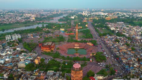 Husainabad-Uhrturm-Und-Bada-Imambara-Indien-Architekturansicht-Von-Der-Drohne