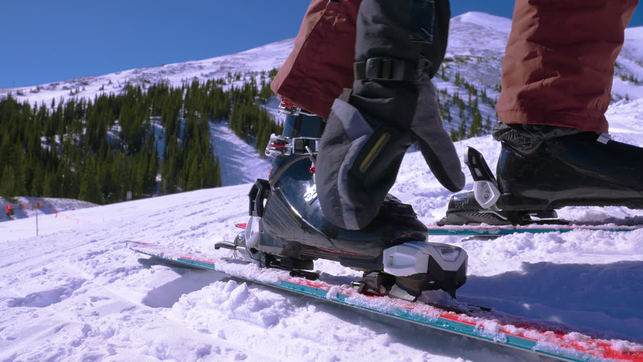 스키 선수의 근접 스키 부츠 을 단단히 어 내려가는 스키를 준비하십시오.