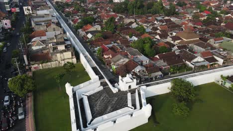 Luftaufnahme-Der-Neuen-Weißen-Palastfestung-Von-Yogyakarta