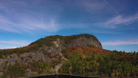 Tirón-Aéreo-Lejos-De-La-Montaña-Kineo-Sobre-El-Lago-Moosehead-En-Otoño