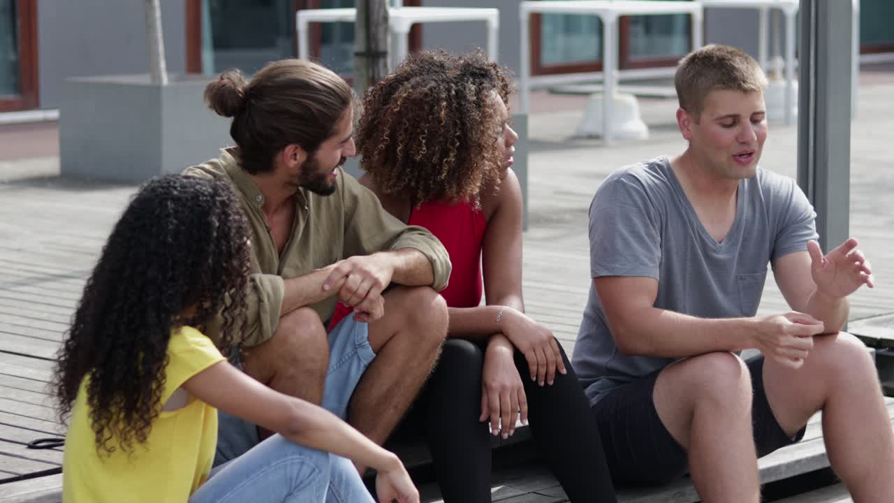 amigos felices hablando al aire libre