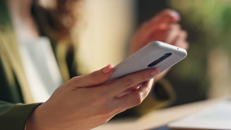 mujer con la mano tomando el teléfono para responder la llamada en el interior de cerca. niña hablando por teléfono