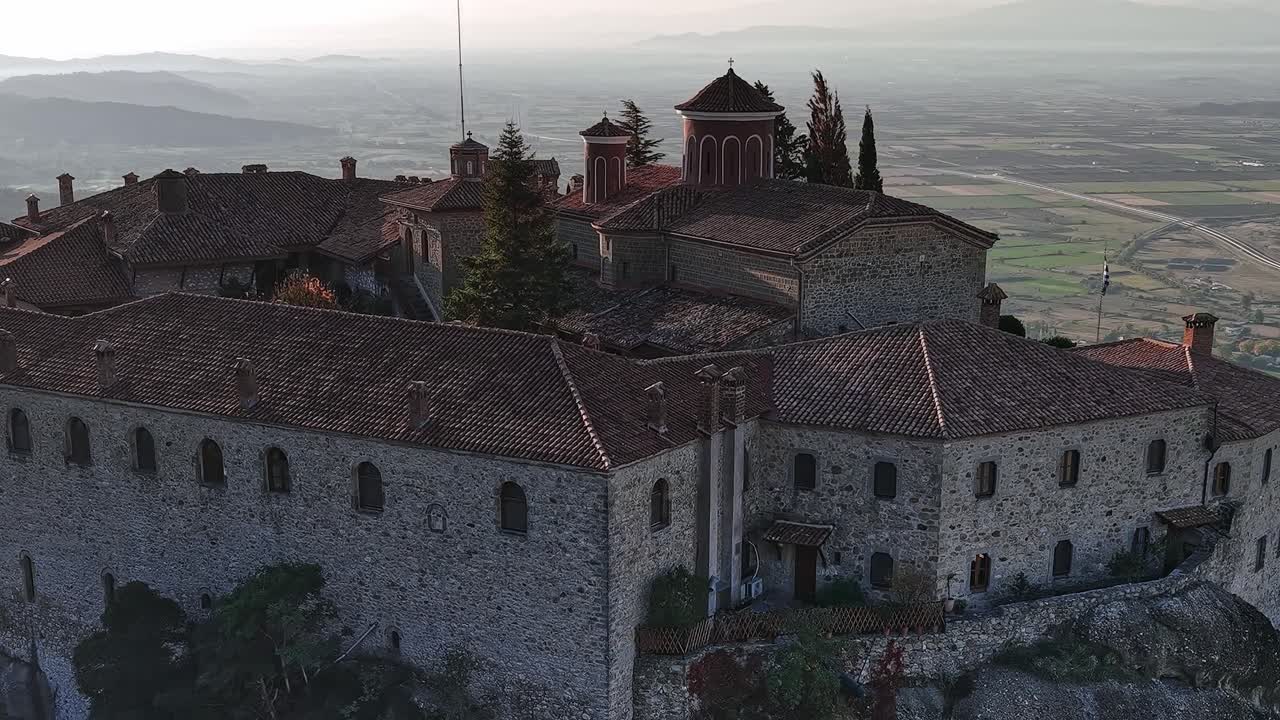 Esplorare un sito storico in Grecia all'ora del tramonto