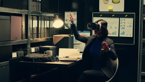 수사관은 인터랙티브 vr 안경으로 용의자의 프로필을 만들고 있습니다.