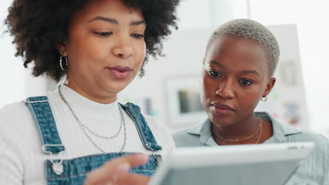 Geschäft,-Schwarze-Frauen-Und-Digitales-Tablet