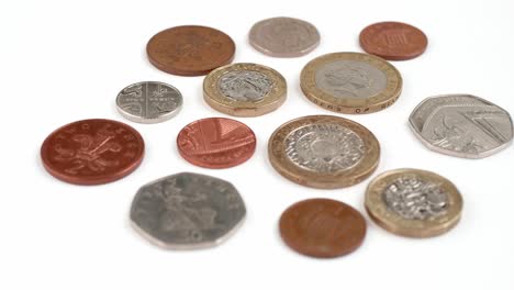 moneda británica libras monedas girando imágenes de cerca contra el fondo blanco