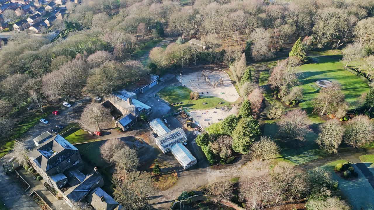 imágenes cinematográficas de drones aéreos de un parque público tomadas desde arriba