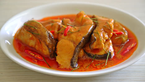 Rotschwanzwelsfisch-In-Getrockneter-Roter-Currysauce,-Die-Choo-Chee-Genannt-Wird,-Oder-Ein-King-Of-Curry,-Gekocht-Mit-Fisch,-Serviert-Mit-Einer-Würzigen-Sauce