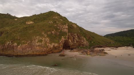 Gruta-Das-Encantadas,-Ilha-Do-Mel,-Paranaguá,-Paraná,-Südbrasilien,-Höhle,-Insel,-Sonnenaufgang,-Sonnenlicht