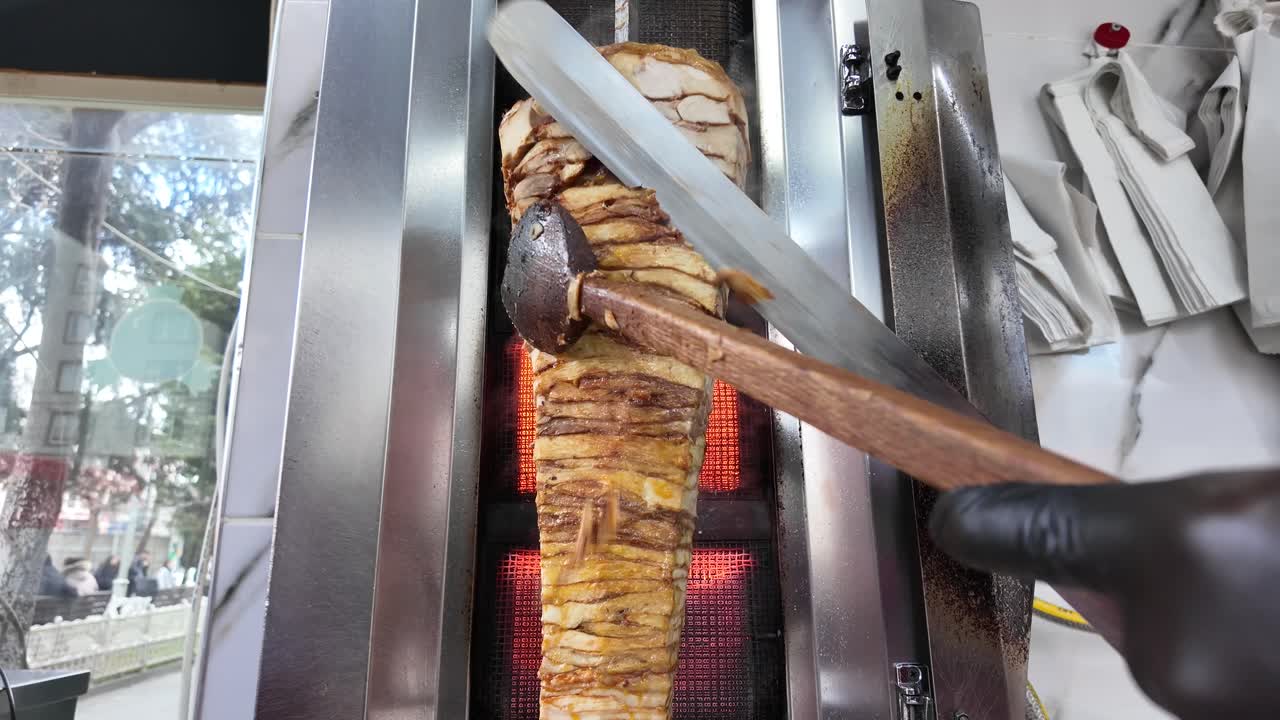 el shawarma se está preparando en una tostadora vertical