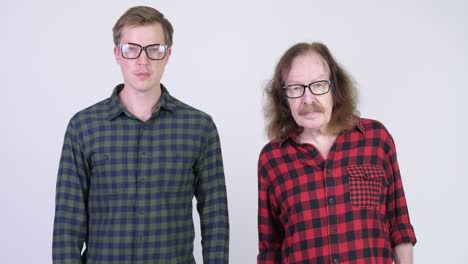 ein älterer hipster und ein junger, gutaussehender hipster zusammen