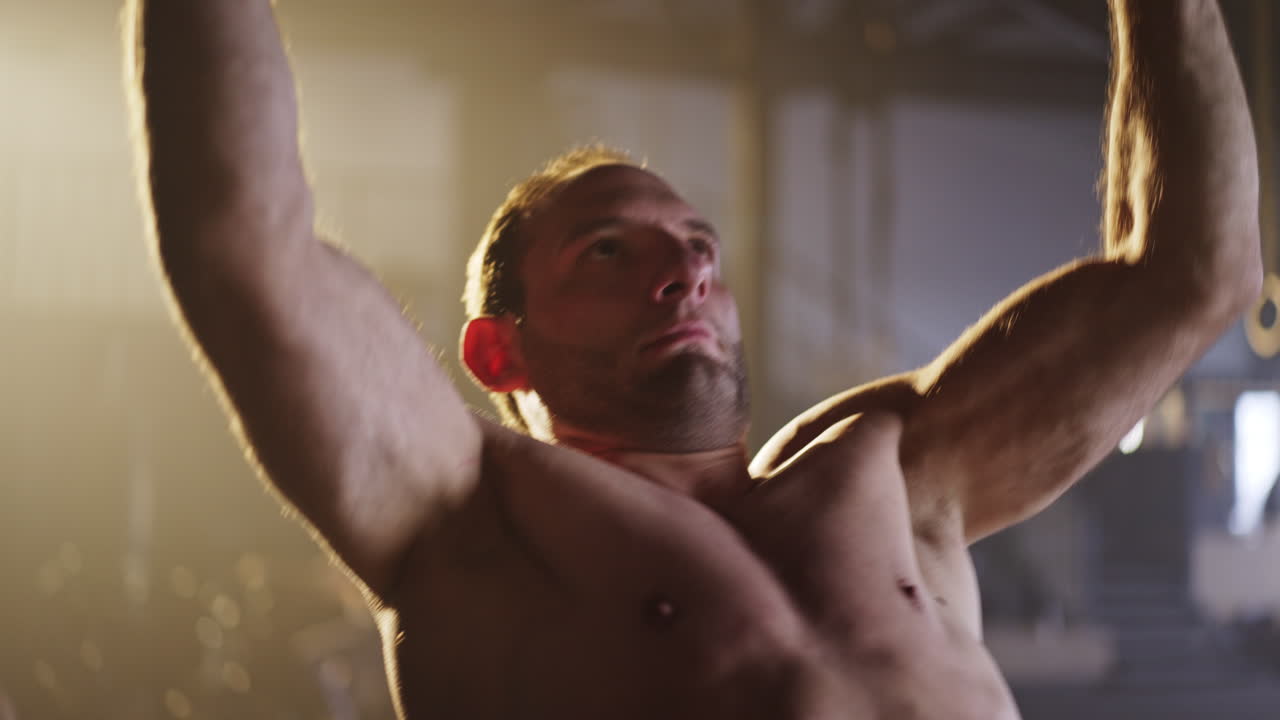 체육관에서 턱걸이를 하는 남자