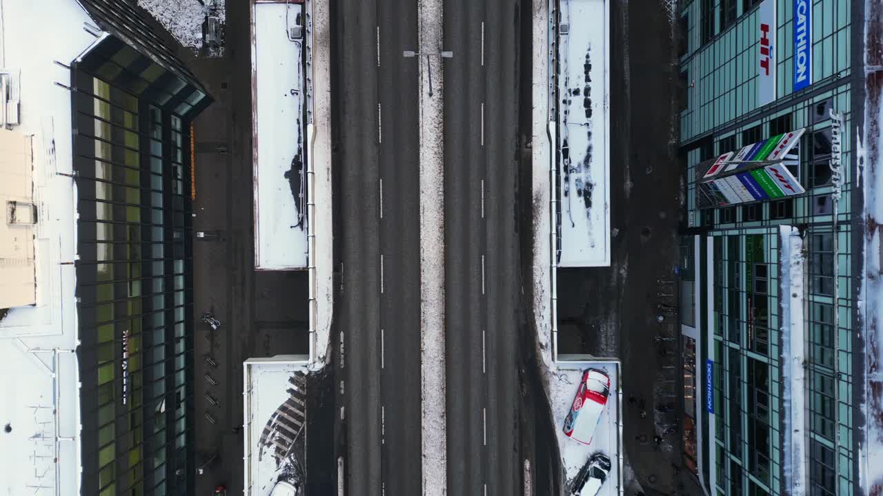 빈 거리 크리스마스 베를린 눈이 쌓인 구름겨울 지붕에 눈