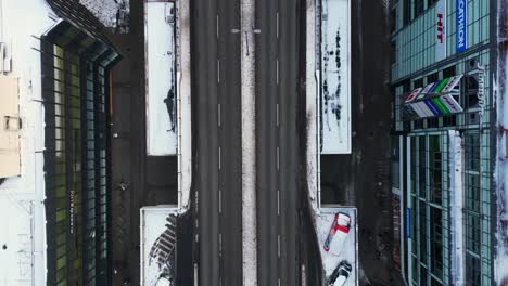 Leere-Straße-Weihnachten-Berlin-Verschneit-Bewölkt-Winter-Schnee-Auf-Dächern