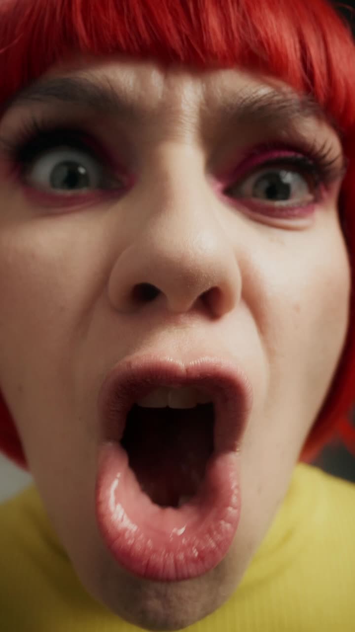 primer plano de una mujer con rostro expresivo y maquillaje vibrante