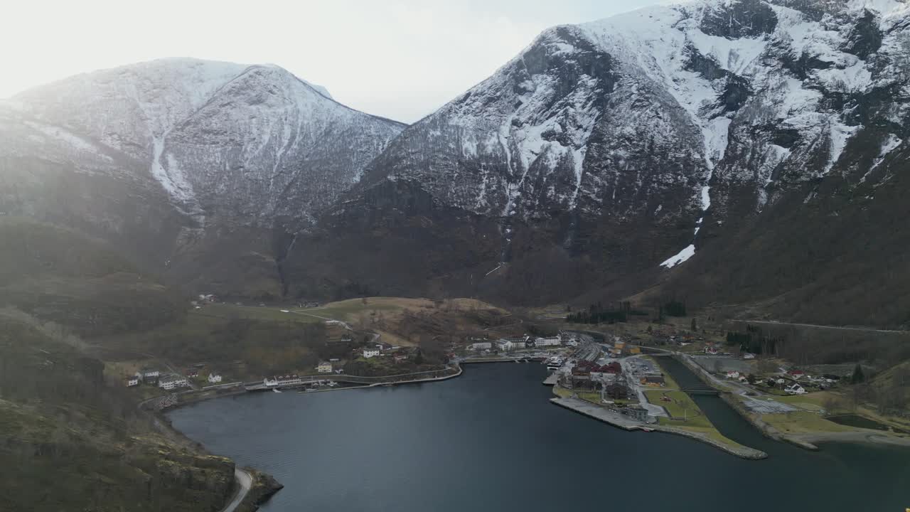 tomada de avión no tripulado de los fiordos y la ciudad de falm en noruega durante el invierno por la mañana
