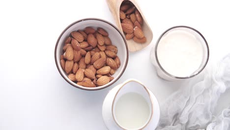 leche de almendras y almendras
