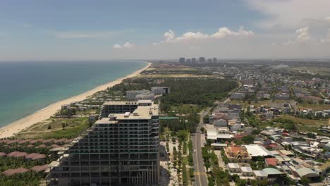 Vista-Aérea-De-Arena-Blanca-Larga-Estirar-Mi-Khe,-Mi-Playa-Bac-An-Y-Non-Nuoc-En-Un-Día-Soleado-En-Danang,-Vietnam-Central