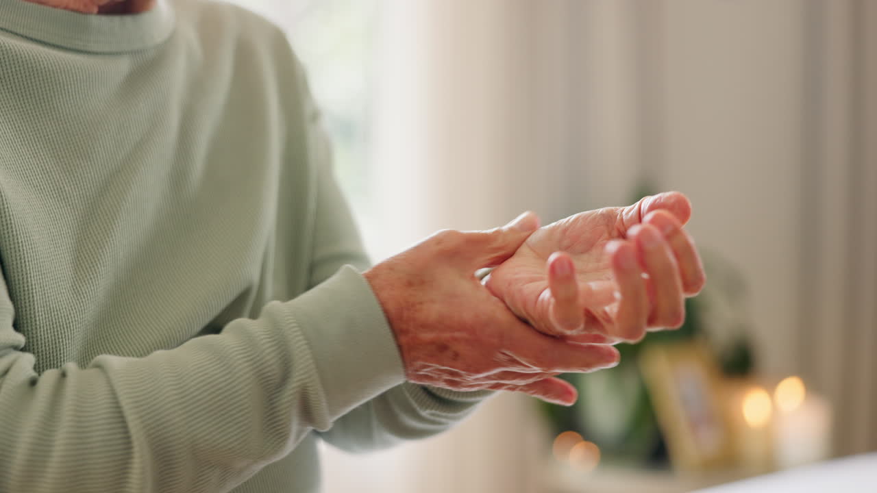 고령자, 의료용 마사지와 손을 가진 사람