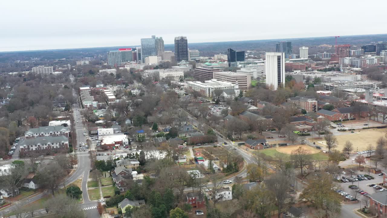 Paysage urbain de Raleigh 4K, vue aérienne par drone, plan large