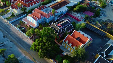 Vista-Aérea-De-Pájaro-En-ángulo-Oblicuo-A-Lo-Largo-De-La-Famosa-Calle-Icónica-De-Willemstad-Curacao