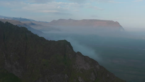 Vista-De-Drones-A-Vista-De-Pájaro-Sobre-El-Campo-Brumoso-Y-Brumoso-En-Islandia.-Impresionante-Panorama-Brumoso-De-La-Desolada-Groenlandia-Sin-Nadie.-Belleza-En-La-Tierra