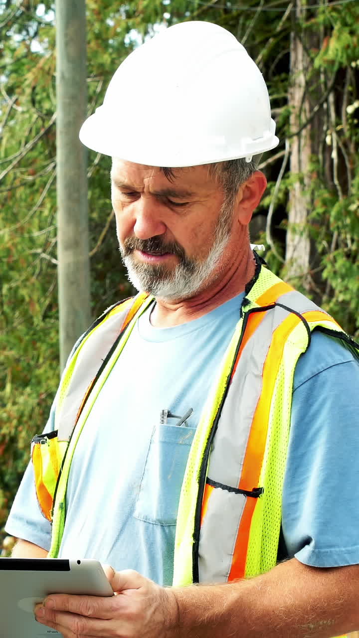 ingeniero que utiliza una tableta digital