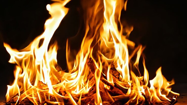 Eine Nahaufnahme eines in der Dunkelheit brennenden Feuers