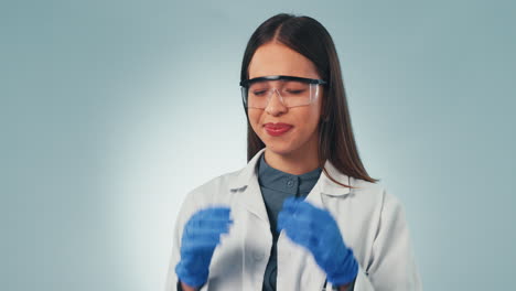 ciencia, médico y mujer con dolor de cabeza en el estudio