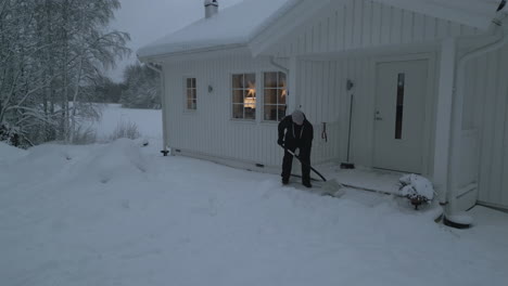 Mujer-Paleando-Nieve-Frente-A-Su-Casa.