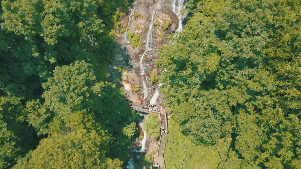 imágenes épicas de drones de personas caminando en la base de las cataratas amicalola, la cascada más grande de toda georgia