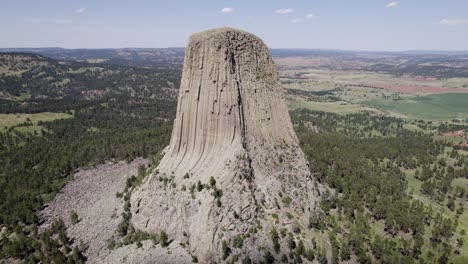 A-drone-shot-of-Devils-Tower,-a-massive,-monolithic,-volcanic-stout-tower,-or-butte,-located-in-the-Black-Hills-region-of-Wyoming