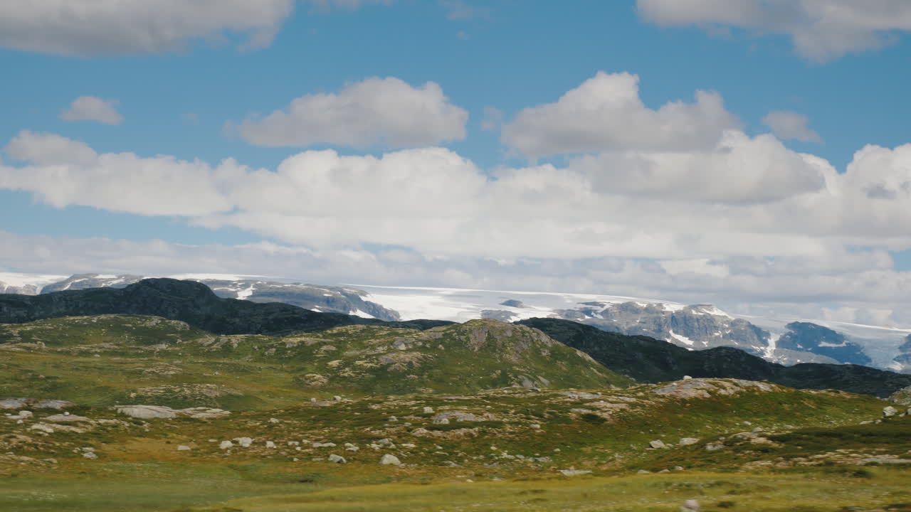 Matkusta Norjan kuuluisan Hardangerviddan ylätasangon läpi – Skandinavian kaunis ja ankara luonto
