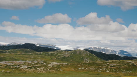 穿越挪威著名的hardangervidda高原 - 斯堪的納維亞的美麗和殘酷的自然