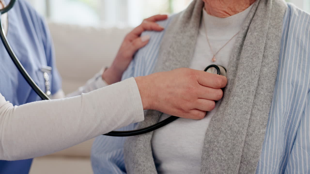 Medico, paziente anziano o stetoscopio