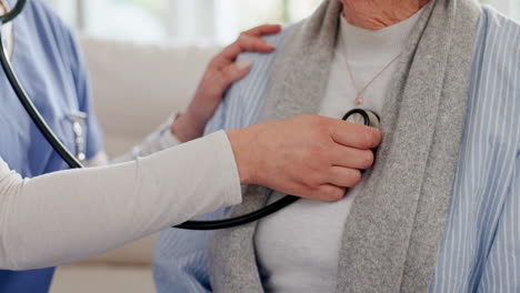 médico, paciente de edad avanzada o estetoscopio