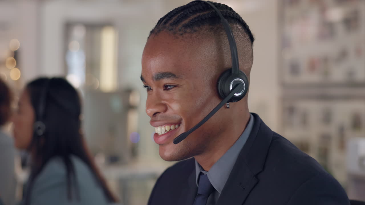 hablando, cara y un hombre con un auricular de centro de llamadas