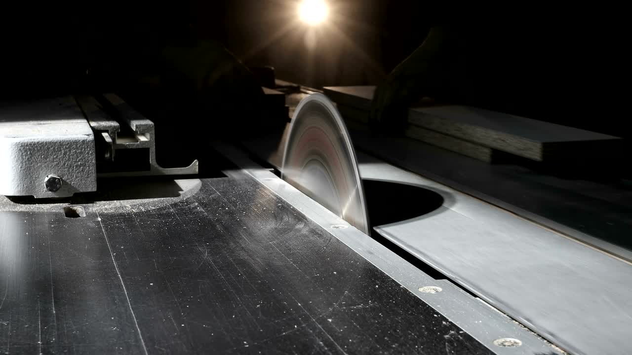 4k 클로즈업으로 원형 도자기를 절반으로 잘라낸다.