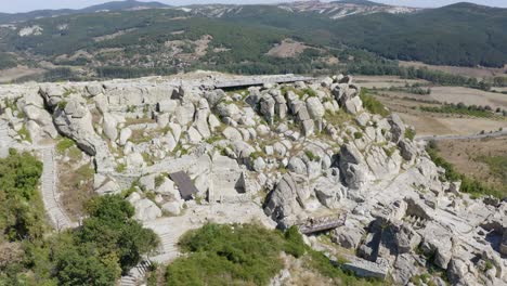 ruinas de perperikon en la colina rocosa en los rodopes orientales