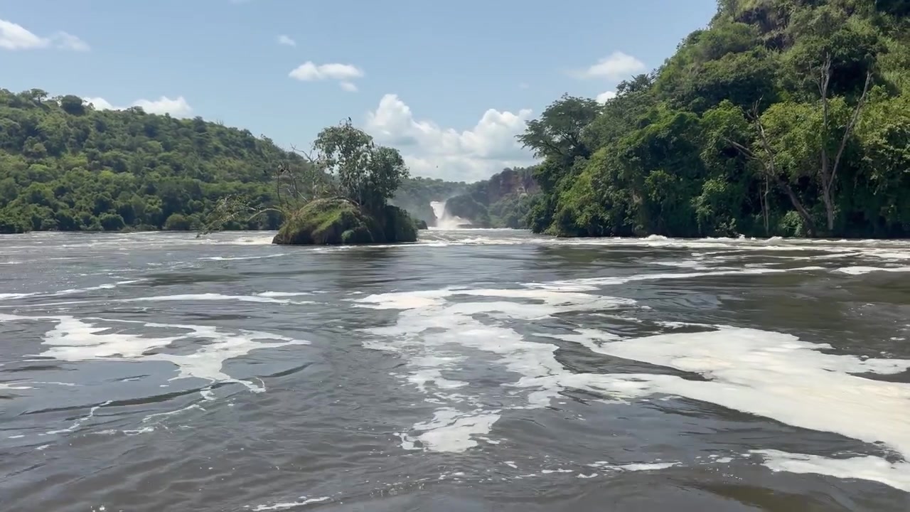 Navegando en las cataratas Murchison en Uganda, África Oriental. De día