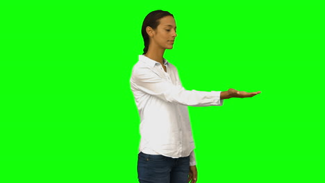 mujer casual presentando con la mano