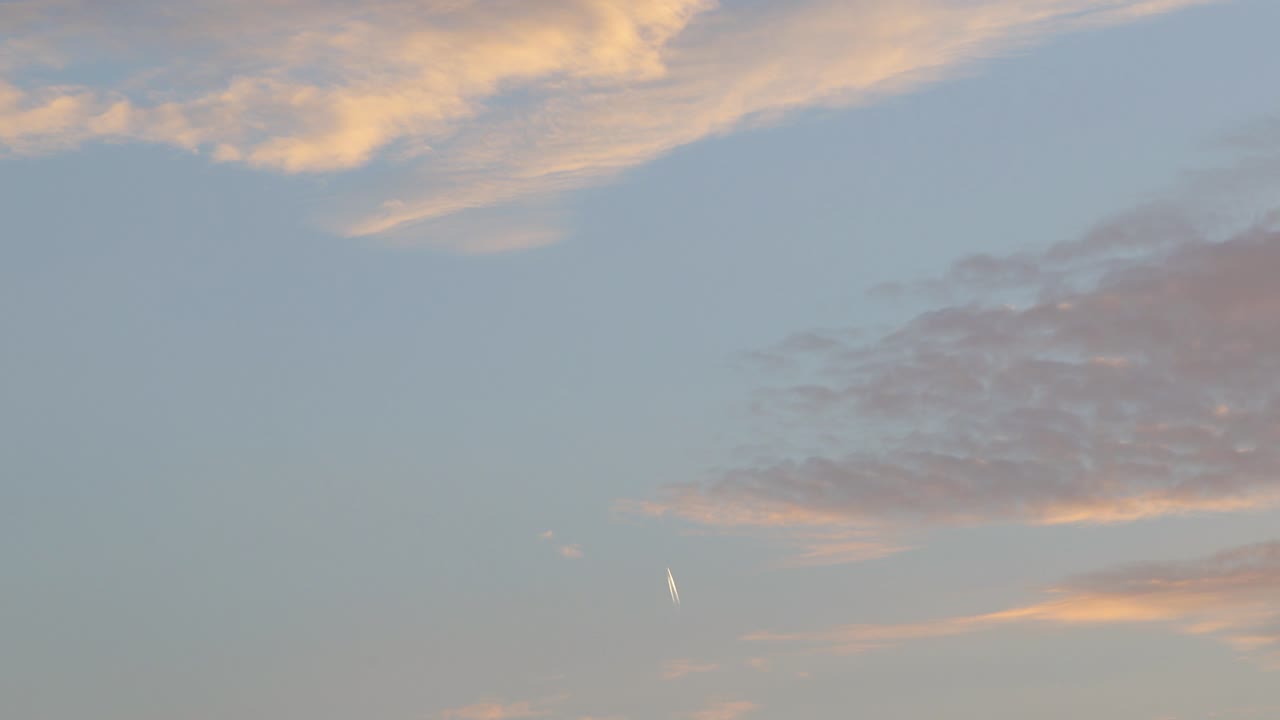 일몰 동안 하늘을 나는 먼 비행기