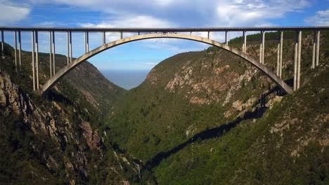 saltar desde el puente más alto bungee, bloukrans, sudáfrica, drone aéreo hacia atrás revela movimiento