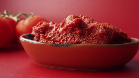 pasta de tomate en un cuenco