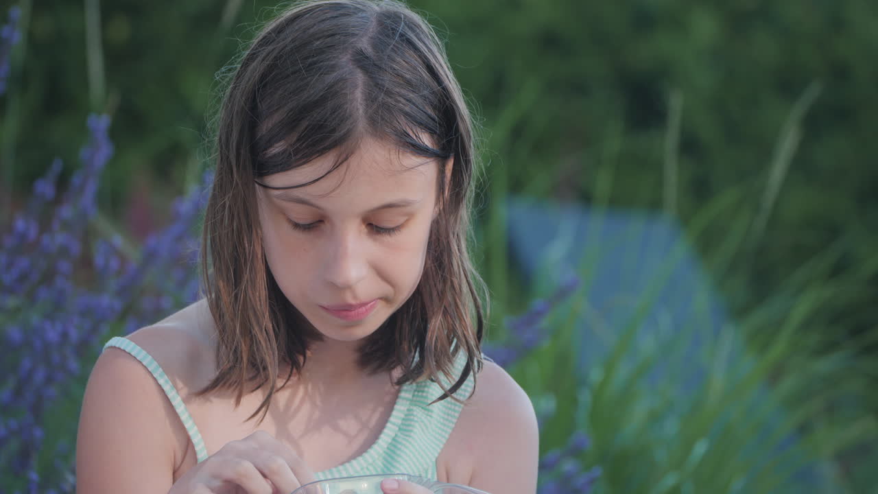 밖에서 먹는 소녀