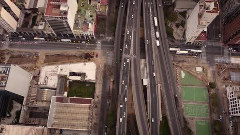 Nach-Unten-Kippbare-Luftaufnahme-Stark-Befahrener-Autobahnen-In-Buenos-Aires
